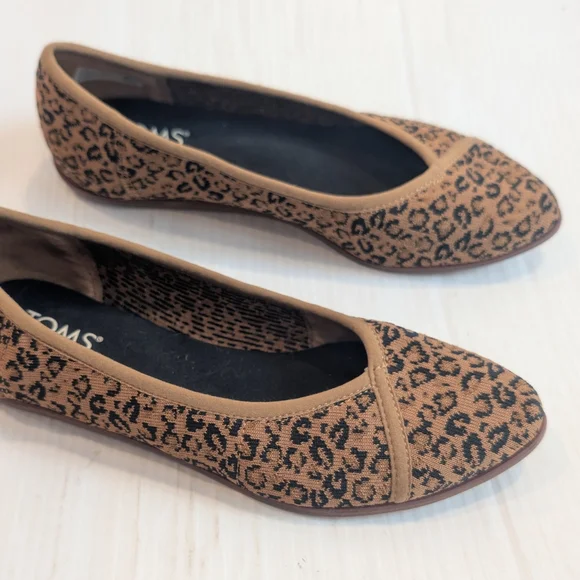 TOMS Women's Tan and Black Leopard Flats Size 6 - Picture 2 of 8